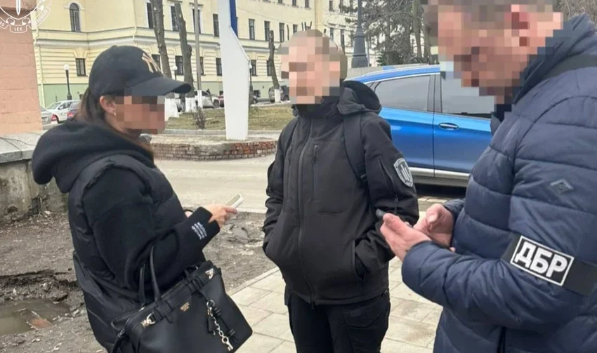 Рекомендувала виглядати скромніше та ніяких iPhone: у Дніпрі за продаж фальшивих меддовідок затримали ексвійськову лікарку(ВІДЕО)