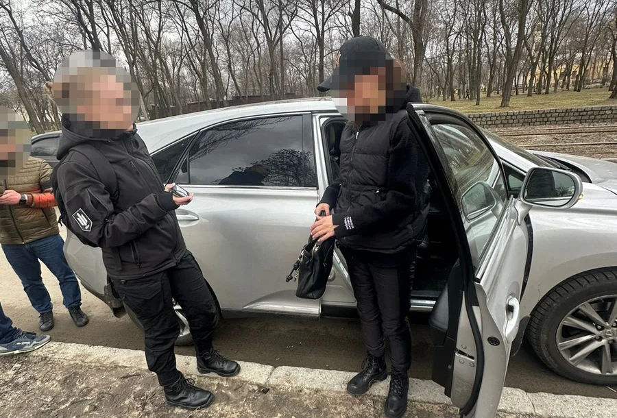 Рекомендувала виглядати скромніше та ніяких iPhone: у Дніпрі за продаж фальшивих меддовідок затримали ексвійськову лікарку(ВІДЕО) - ФОТО