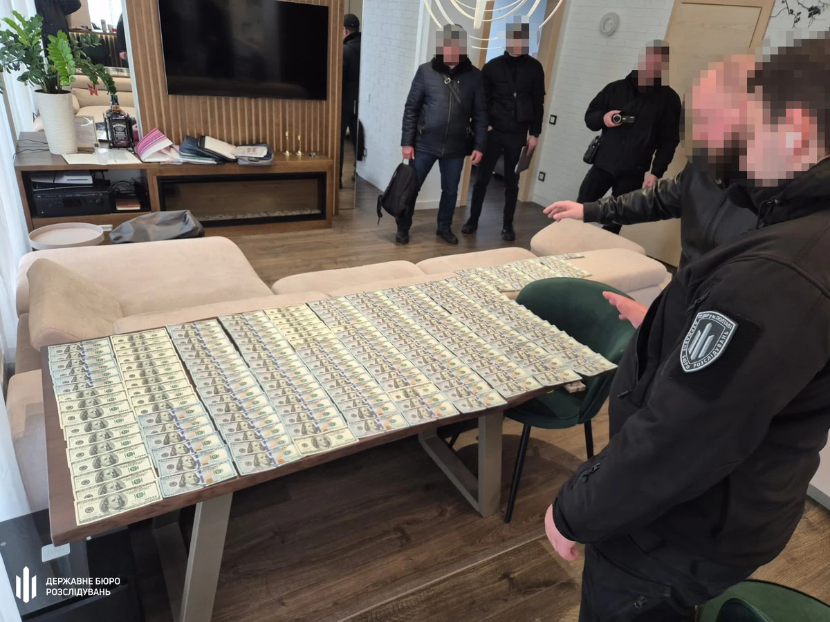 Рекомендувала виглядати скромніше та ніяких iPhone: у Дніпрі за продаж фальшивих меддовідок затримали ексвійськову лікарку(ВІДЕО) - ФОТО