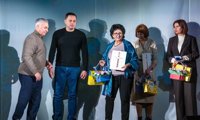 Освітянок Кам'янського привітали з прийдешнім Міжнародним жіночим днем - ФОТО