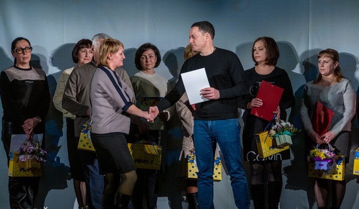 Освітянок Кам'янського привітали з прийдешнім Міжнародним жіночим днем - ФОТО