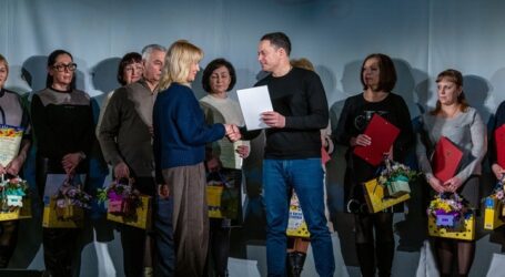 Освітянок Кам’янського привітали з прийдешнім Міжнародним жіночим днем