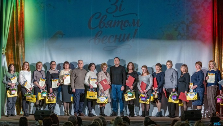 Освітянок Кам'янського привітали з прийдешнім Міжнародним жіночим днем - ФОТО
