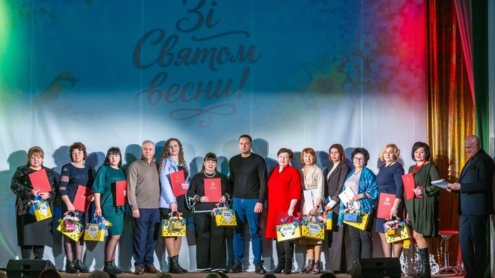 Освітянок Кам'янського привітали з прийдешнім Міжнародним жіночим днем - ФОТО