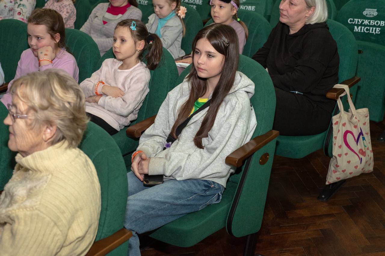 Сміх як інструмент реабілітації: всесвітньо відомий клоун Пімпа виступив перед малечею в Кам'янському - ФОТО