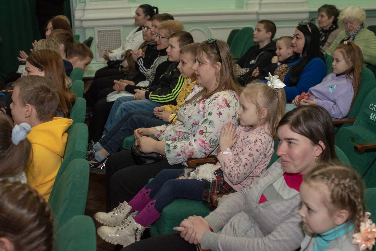 Сміх як інструмент реабілітації: всесвітньо відомий клоун Пімпа виступив перед малечею в Кам'янському - ФОТО