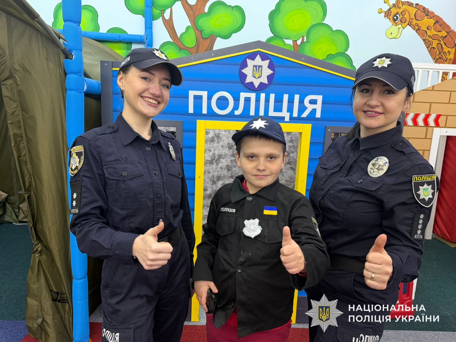 В Кам'янському правоохоронці підготували сюрприз для 10-річного Дениса, який мріє стати поліційним - ФОТО