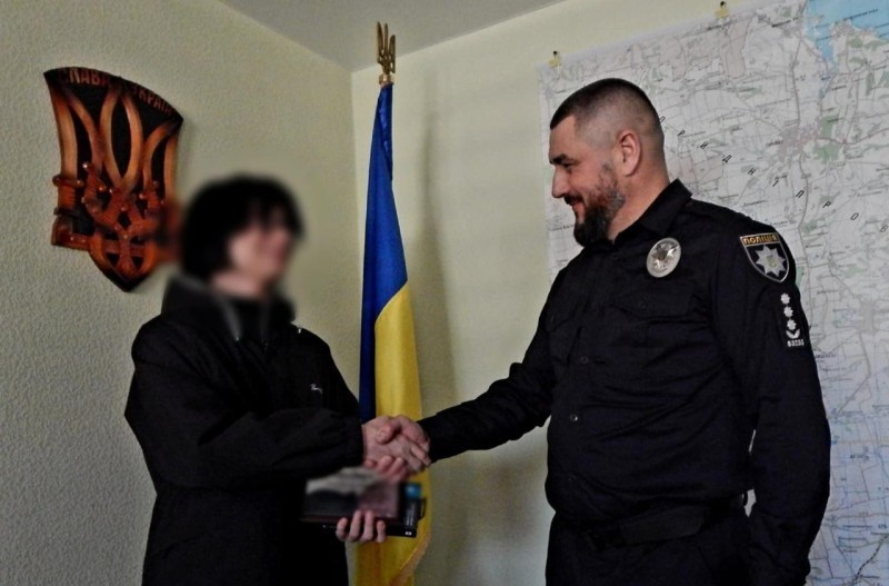 В Кам’янському поліційні відзначили підлітка, який відмовився від провокаційної пропозиції – підпалити авто за гроші