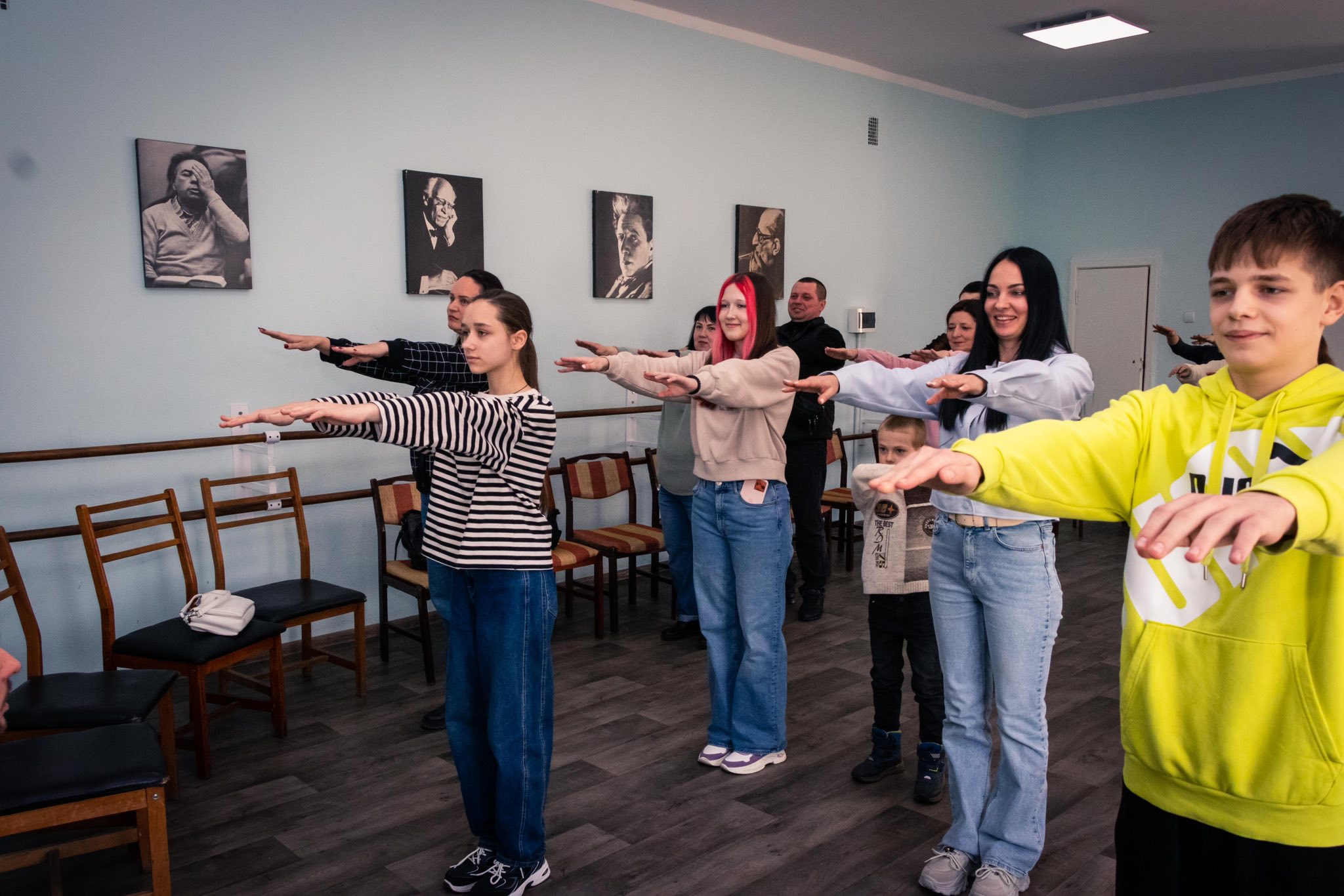 В театрі Кам'янського провели першу екскурсію театральними залаштунками для особливих гостей - ФОТО