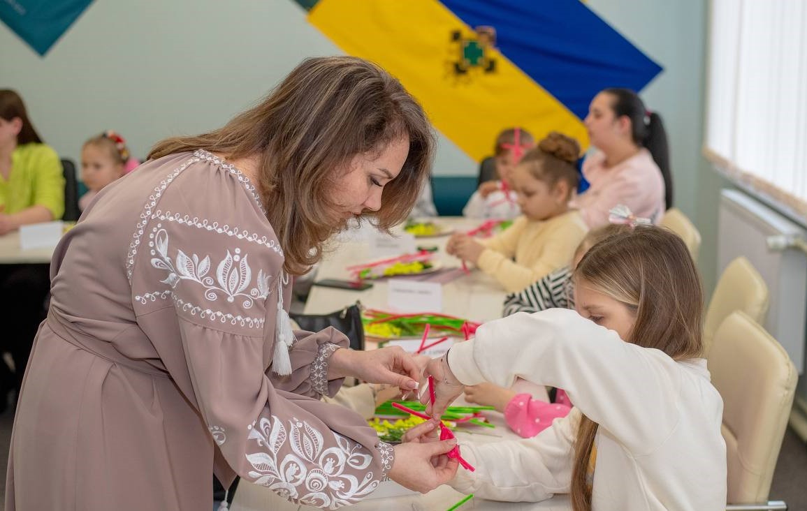 У «Ветеранському просторі» Кам'янського відбувся захід «Країна перших квітів» - ФОТО