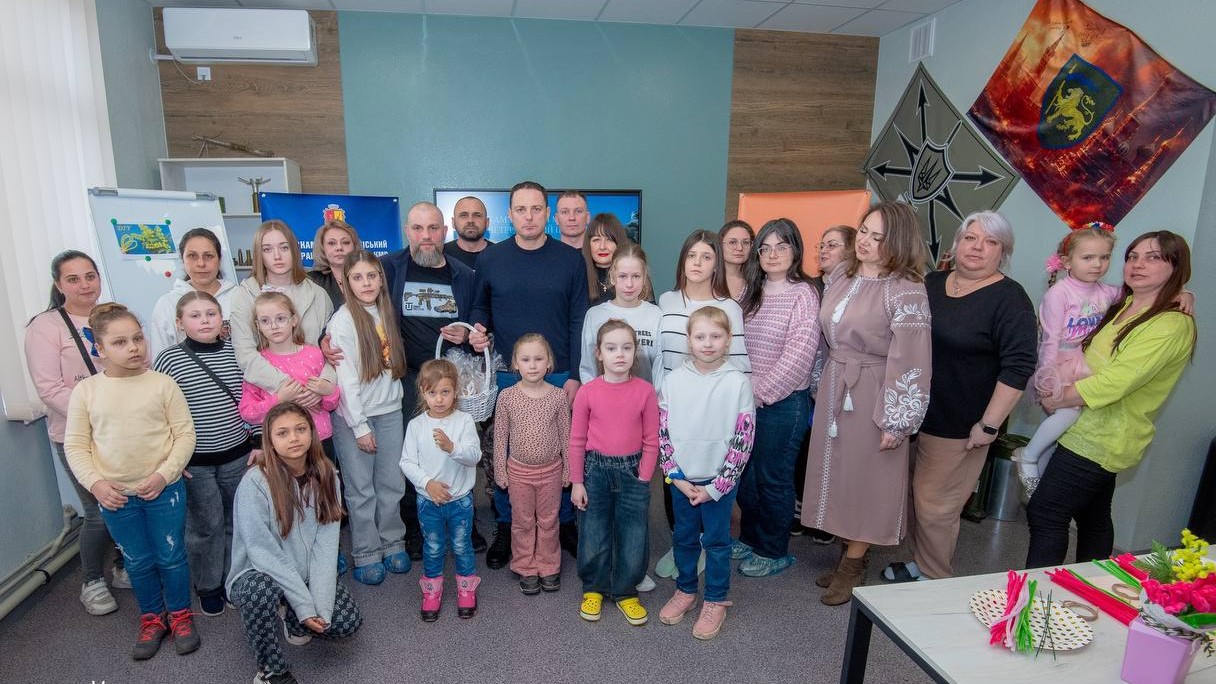 У «Ветеранському просторі» Кам'янського відбувся захід «Країна перших квітів» - ФОТО