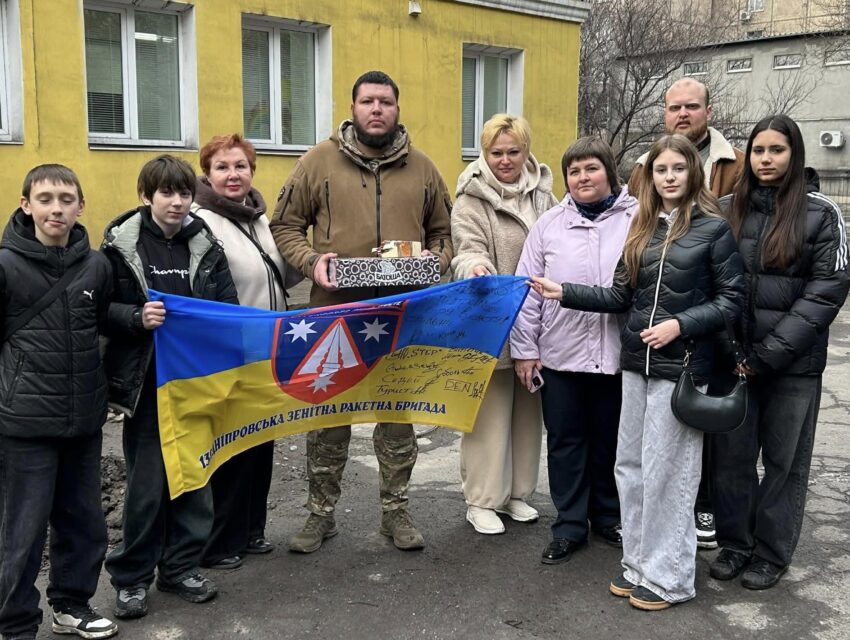 Вже 53-й автомобіль передали військовим учні та освітяни Кам’янського