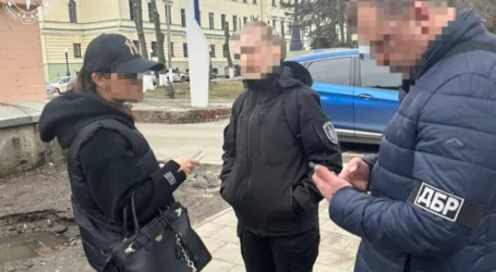Рекомендувала виглядати скромніше та ніяких iPhone: у Дніпрі за продаж фальшивих меддовідок затримали ексвійськову лікарку(ВІДЕО)