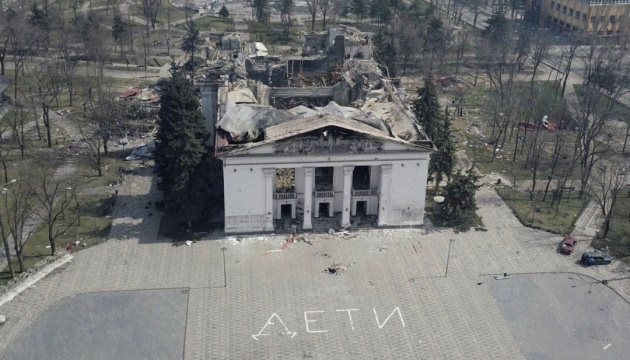 В Кам'янському відбулась акція з вшанування пам'яті людей, що загинули внаслідок ворожого удару по Маріупольському театру чотири роки тому - ФОТО