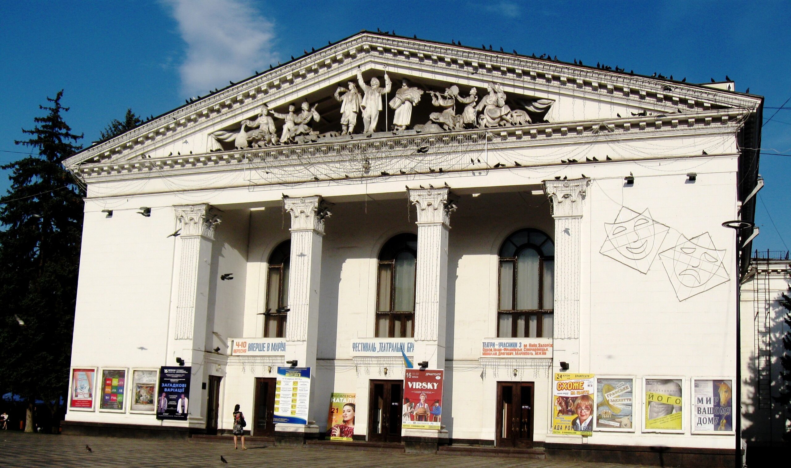 В Кам'янському відбулась акція з вшанування пам'яті людей, що загинули внаслідок ворожого удару по Маріупольському театру чотири роки тому - ФОТО