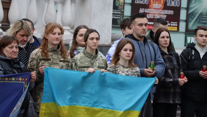 В Кам'янському відбулась акція з вшанування пам'яті людей, що загинули внаслідок ворожого удару по Маріупольському театру чотири роки тому - ФОТО