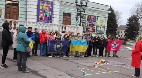 В Кам’янському відбулась акція з вшанування пам’яті людей, що загинули внаслідок ворожого удару по Маріупольському театру чотири роки тому