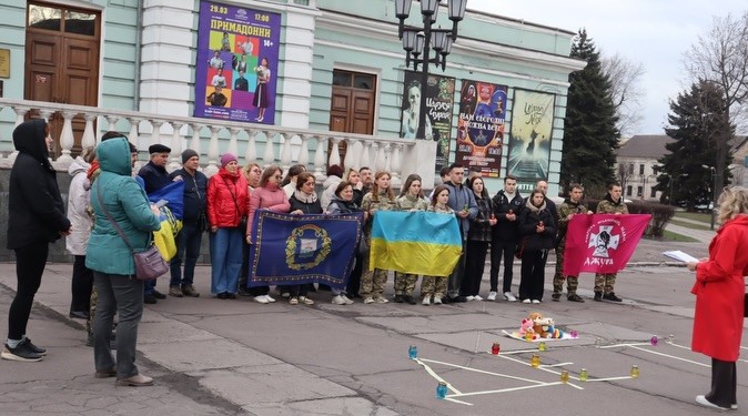 В Кам’янському відбулась акція з вшанування пам’яті людей, що загинули внаслідок ворожого удару по Маріупольському театру чотири роки тому
