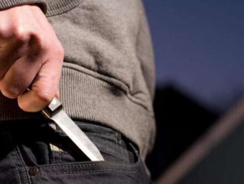 Погрожував ножем на зупинці: в Кам’янському районі затримали підозрюваного у розбійному нападі
