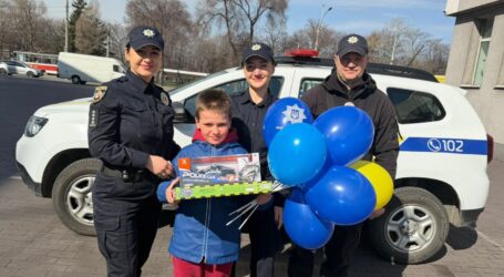 В Кам’янському правоохоронці підготували сюрприз для 10-річного Дениса, який мріє стати поліційним