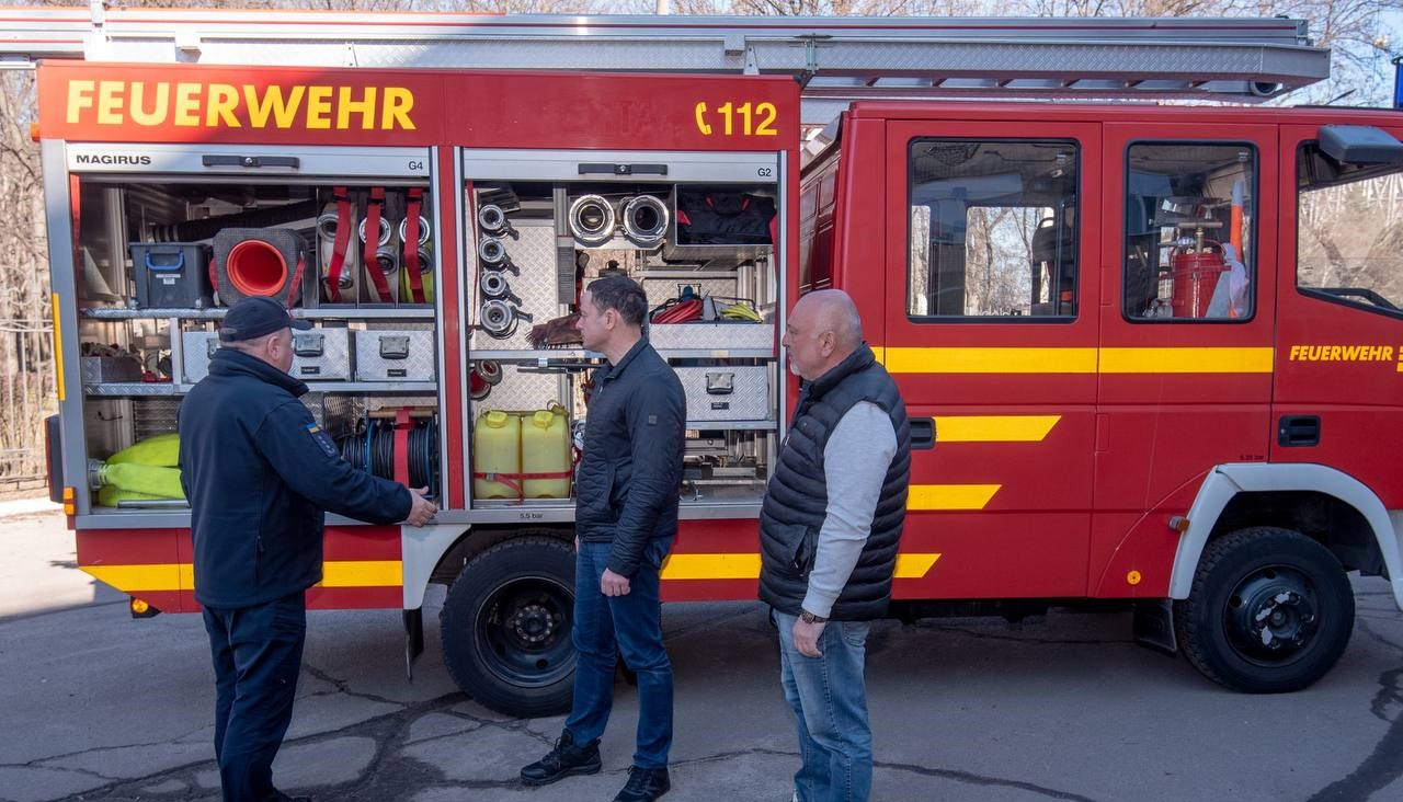 Німецькі партнери передали Кам'янському пожежну машину - ФОТО