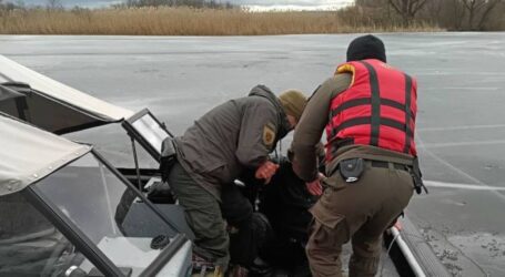 На Дніпропетровщині троє рибалок провалилися під кригу