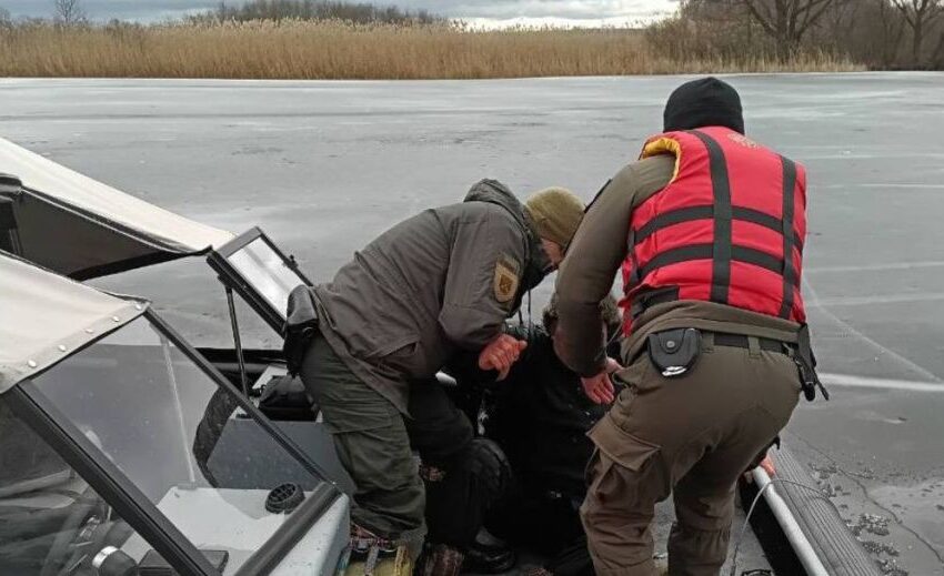 На Дніпропетровщині троє рибалок провалилися під кригу