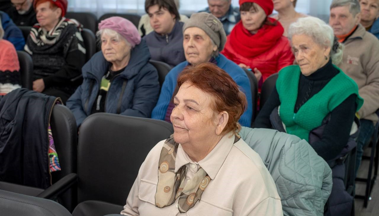 Підтримка та спілкування у колі однодумців: в Південному відділі соцпослуг Кам'янського відбувся захід до Міжнародного дня щастя - ФОТО