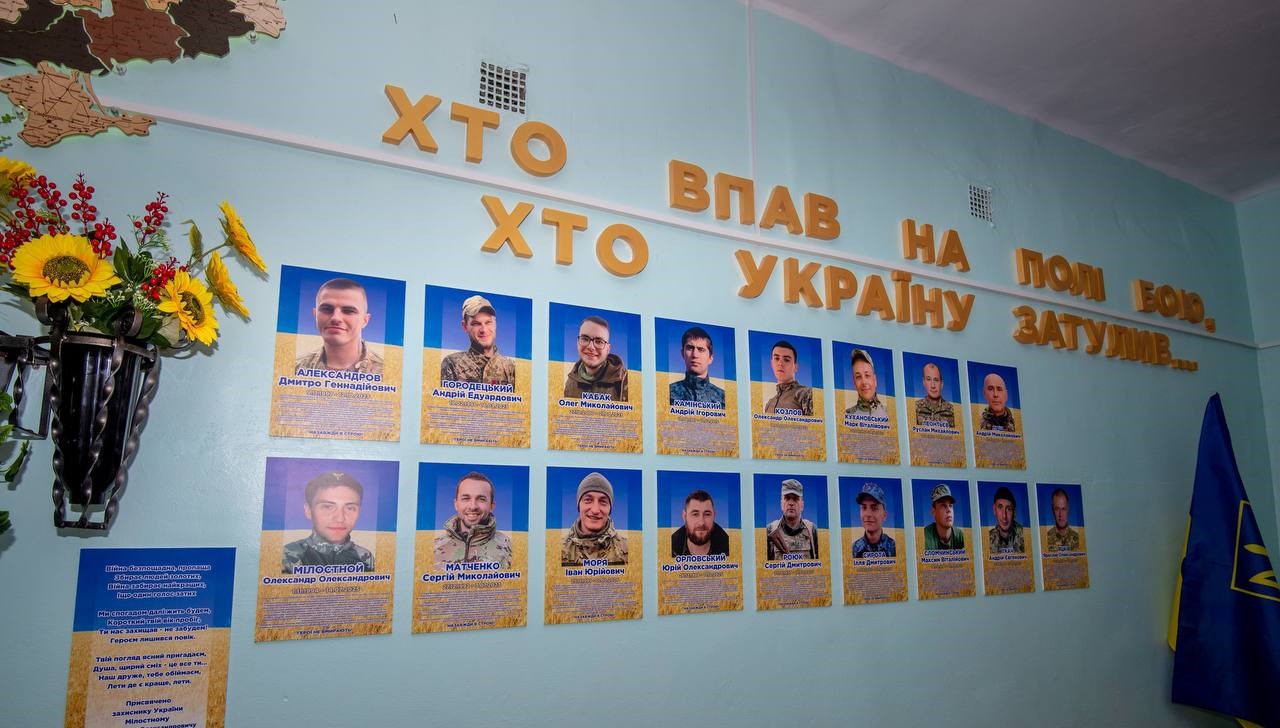 «Стіну пам'яті» зі світлинами загиблих на війні випускників відкрили в ліцеї №19 у Кам'янському - ФОТО