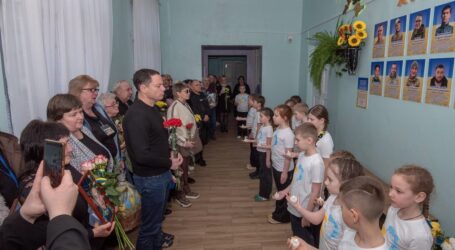 «Стіну пам’яті» зі світлинами загиблих на війні випускників відкрили в ліцеї №19 у Кам’янському