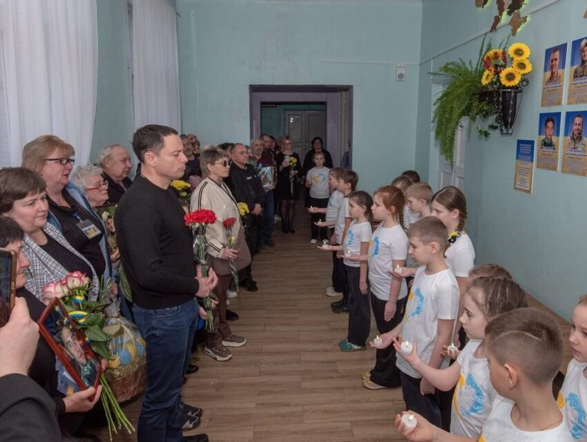 «Стіну пам’яті» зі світлинами загиблих на війні випускників відкрили в ліцеї №19 у Кам’янському