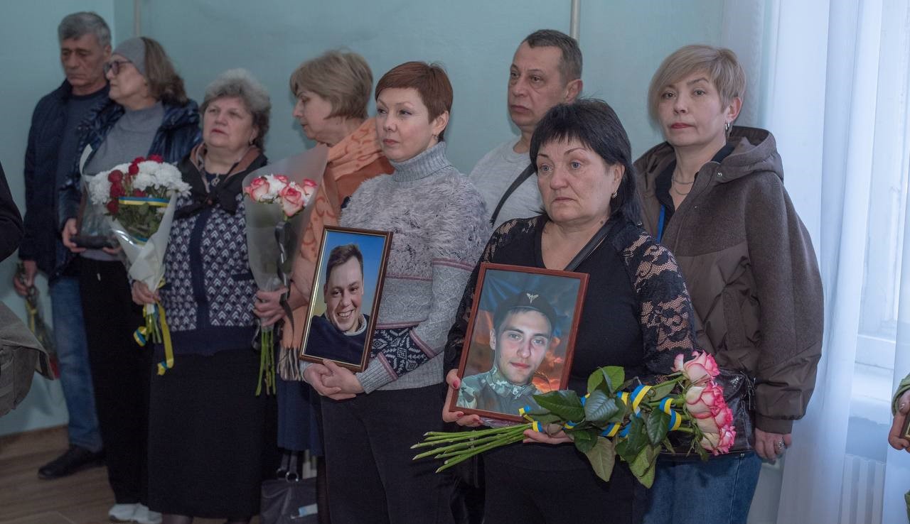 «Стіну пам'яті» зі світлинами загиблих на війні випускників відкрили в ліцеї №19 у Кам'янському - ФОТО
