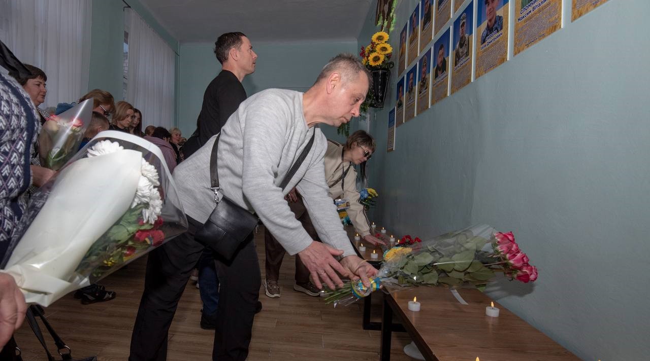 «Стіну пам'яті» зі світлинами загиблих на війні випускників відкрили в ліцеї №19 у Кам'янському - ФОТО