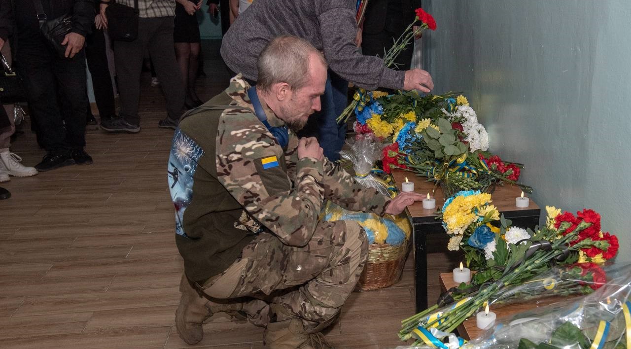 «Стіну пам'яті» зі світлинами загиблих на війні випускників відкрили в ліцеї №19 у Кам'янському - ФОТО