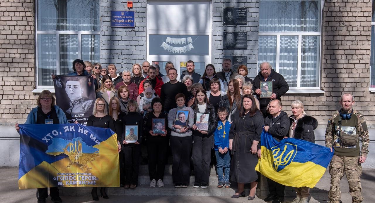 «Стіну пам'яті» зі світлинами загиблих на війні випускників відкрили в ліцеї №19 у Кам'янському - ФОТО