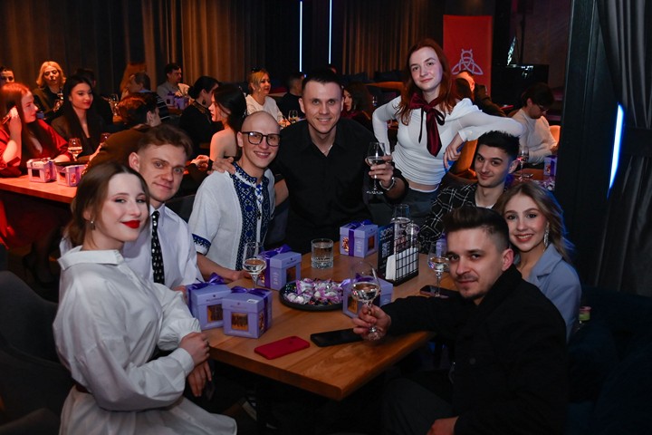 Колектив театру Кам'янського привітали з Міжнародним днем театру - ФОТО