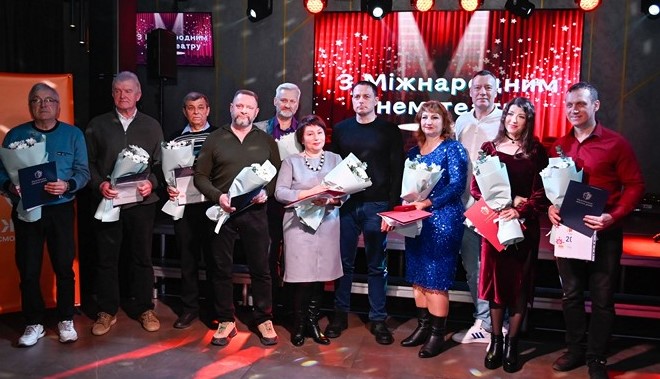 Колектив театру Кам'янського привітали з Міжнародним днем театру - ФОТО