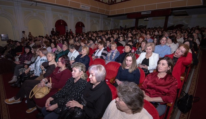 В Кам'янському з прийдешнім святом вітали військовослужбовиць, волонтерок та представниць місцевого самоврядування й правоохоронних органів - ФОТО