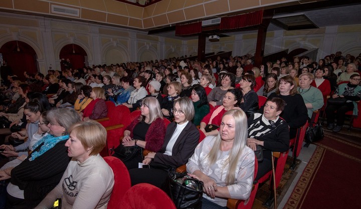 В Кам'янському з прийдешнім святом вітали військовослужбовиць, волонтерок та представниць місцевого самоврядування й правоохоронних органів - ФОТО