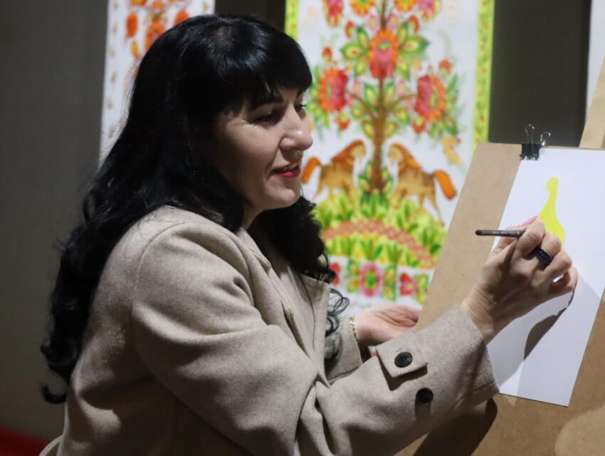 Енергія сонця у кожному мазку: у Кам’янському відкрилася виставка петриківського розпису Вікторії Тимошенко