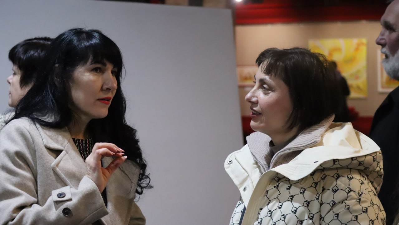 Енергія сонця у кожному мазку: у Кам’янському відкрилася виставка петриківського розпису Вікторії Тимошенко - ФОТО