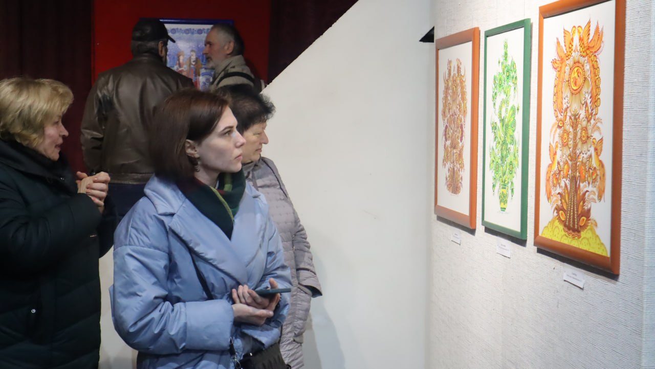 Енергія сонця у кожному мазку: у Кам’янському відкрилася виставка петриківського розпису Вікторії Тимошенко - ФОТО