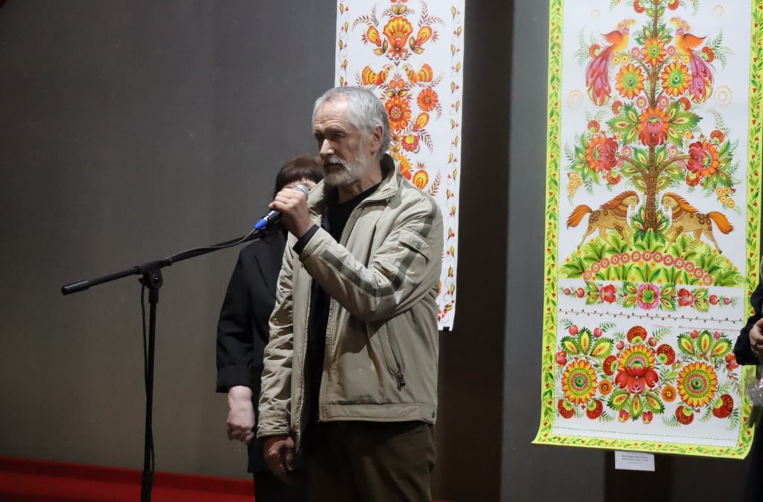 Енергія сонця у кожному мазку: у Кам’янському відкрилася виставка петриківського розпису Вікторії Тимошенко - ФОТО