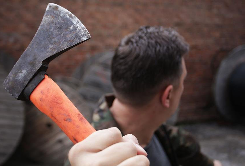 Бігав по двору з сокирою та поводився агресивно: в Кам’янському на чоловіка склали адмінпротоколи