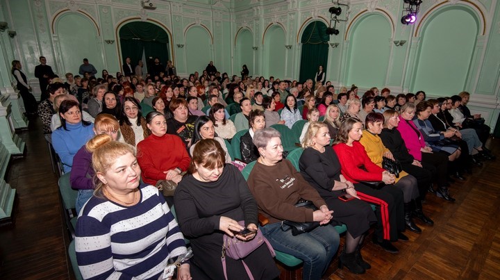 В Кам’янському з прийдешнім жіночим днем вітали працівниць медичної й соціальної сфери та представниць житлово-комунального господарства міста