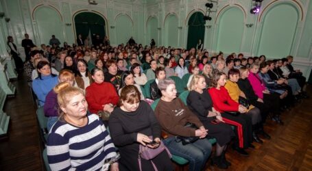 В Кам’янському з прийдешнім жіночим днем вітали працівниць медичної й соціальної сфери та представниць житлово-комунального господарства міста