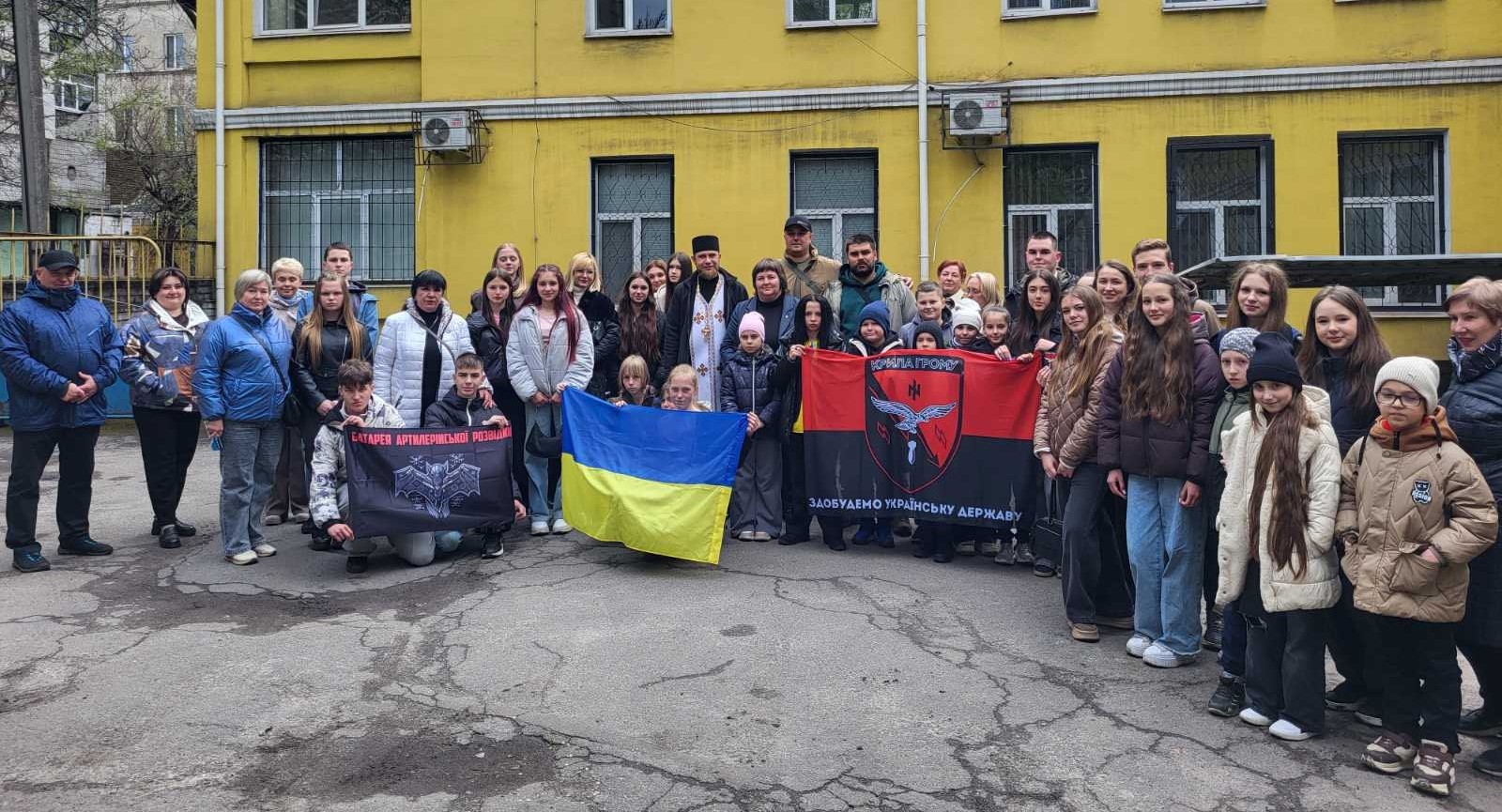 Чергове авто від учнів та освітян Кам'янського поїхало до військових - ФОТО