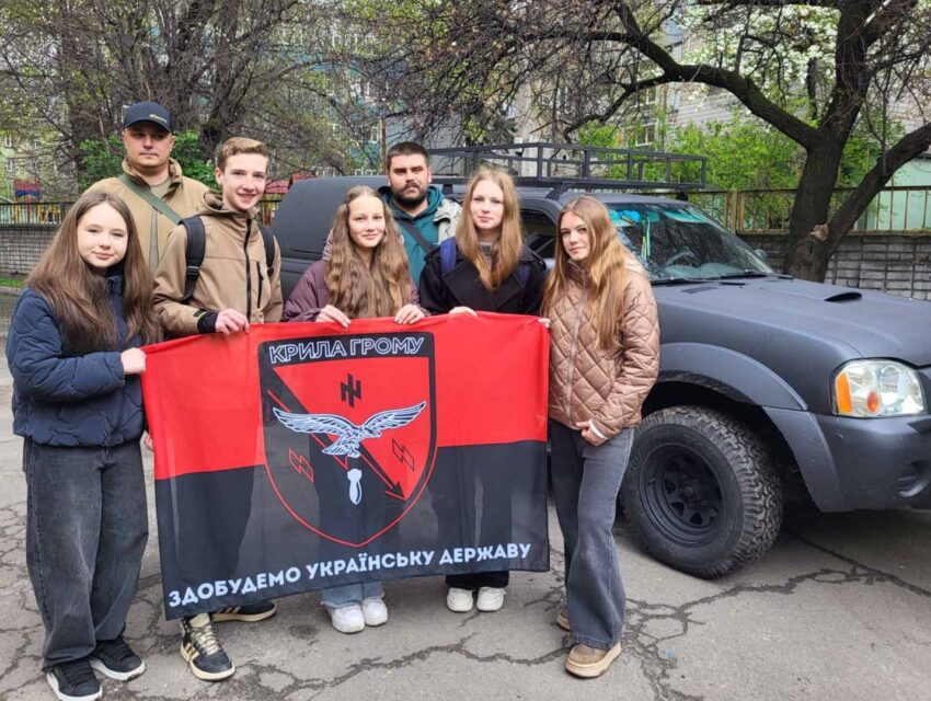Чергове авто від учнів та освітян Кам’янського поїхало до військових