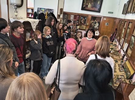 Трофейний акордеон, старовинне вишукане крісло, дитячий фільмоскоп: в бібліотеці Кам'янського зібрали унікальні речі з минулого сторіччя - ФОТО