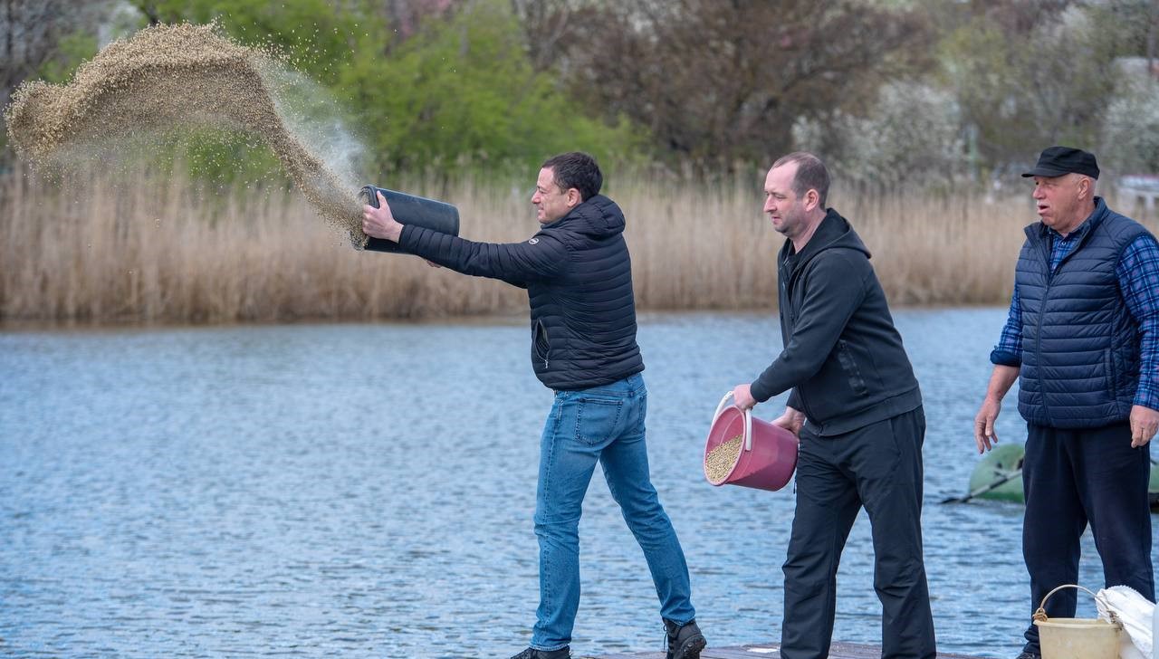 В Кам'янському відбулась екологічна акція з очищування води на БАМівському ставку - ФОТО